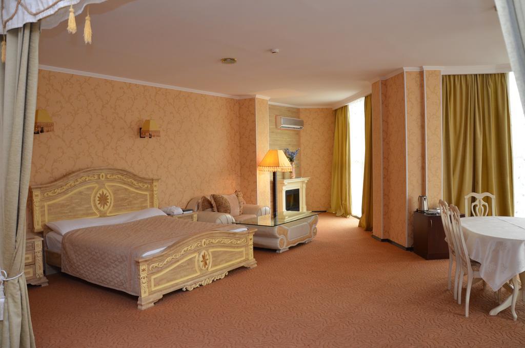 Golden Palace Hotel Aqtau Esterno foto